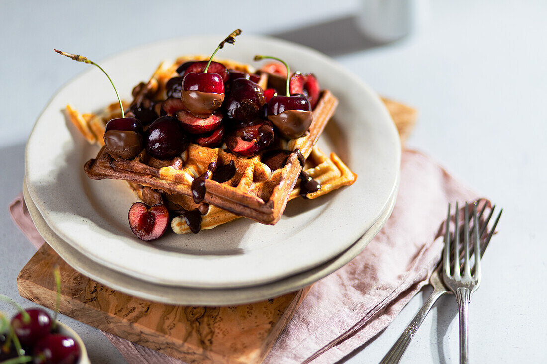 Marmor-Waffeln mit frischen Kirschen und Schokoladensauce