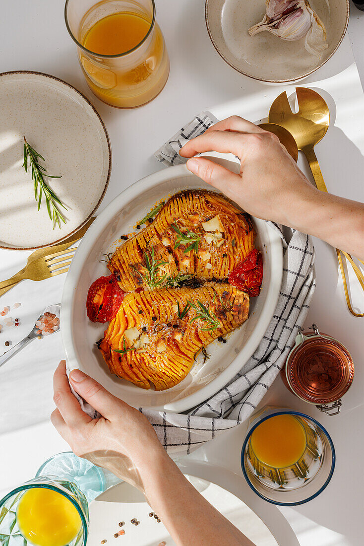 Hasselback-Kürbis mit geröstetem Gemüse und Feta