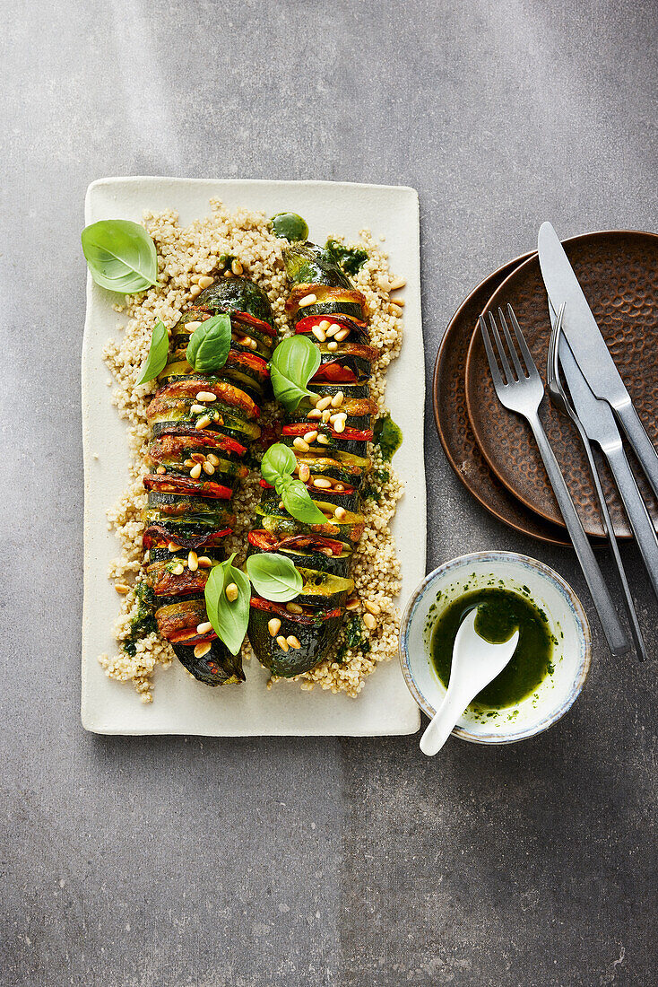 Hasselback-Zucchini mit Quinoa