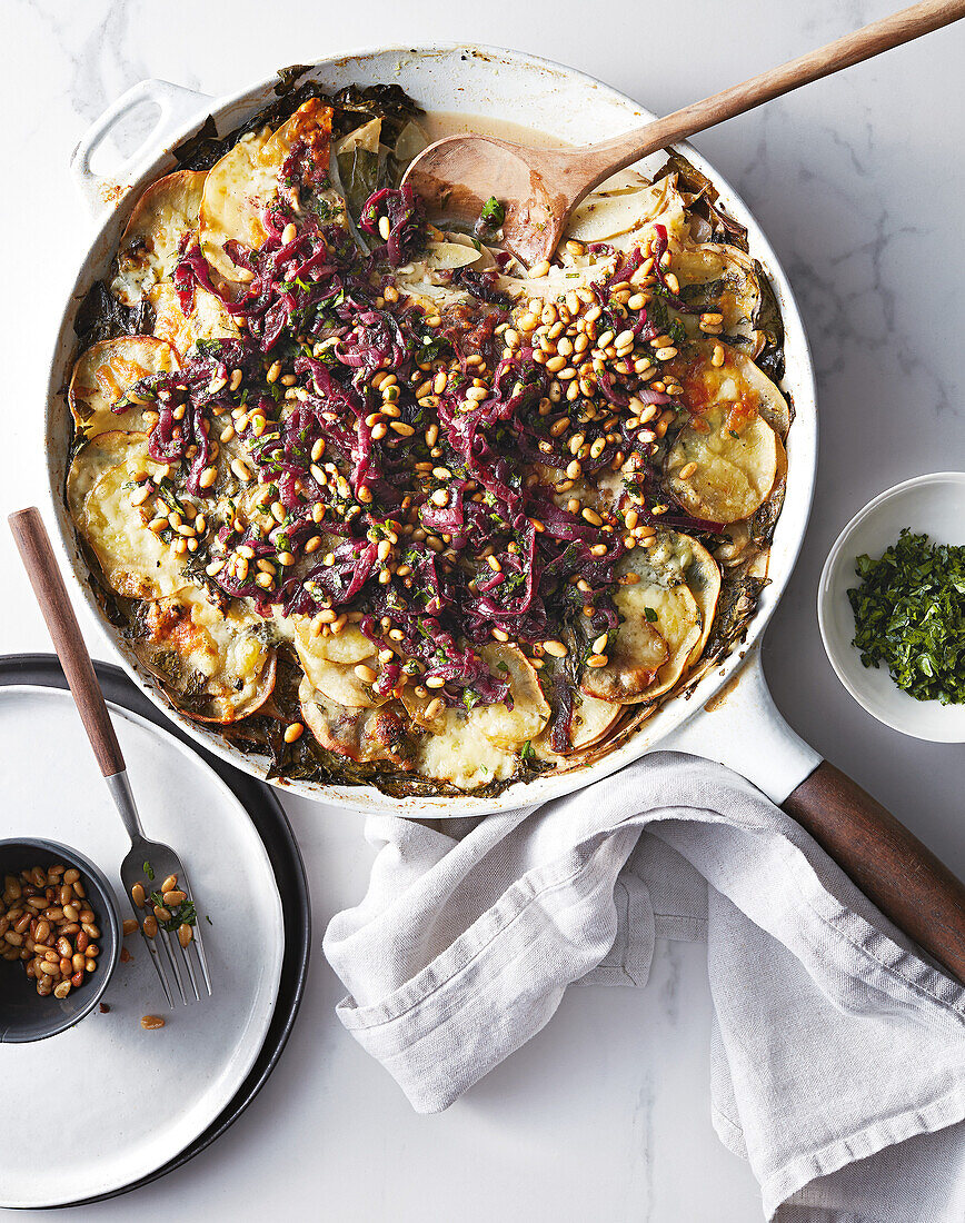 Kartoffelgratin mit Cheddar, brauner Butter und Pinienkernen