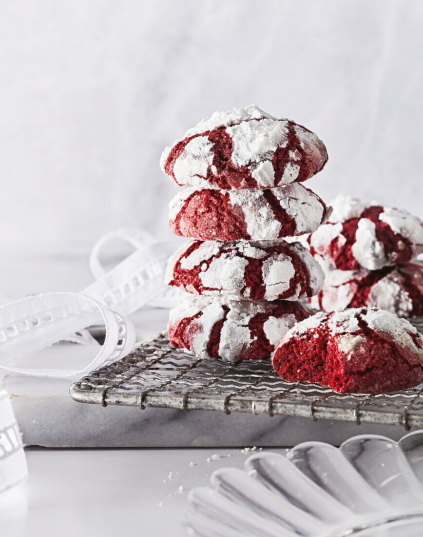 "Red Velvet"-Crinkle-Cookies mit weihnachtlichen Gewürzen