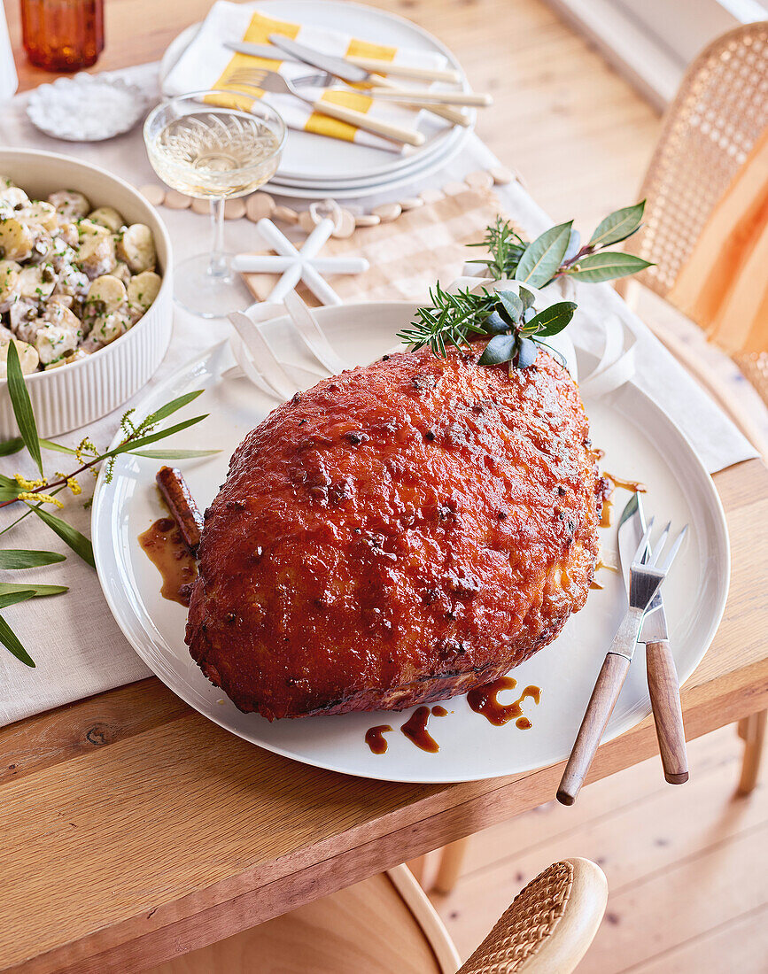 Gewürzter sticky Schinkenbraten mit Pfirsichglasur