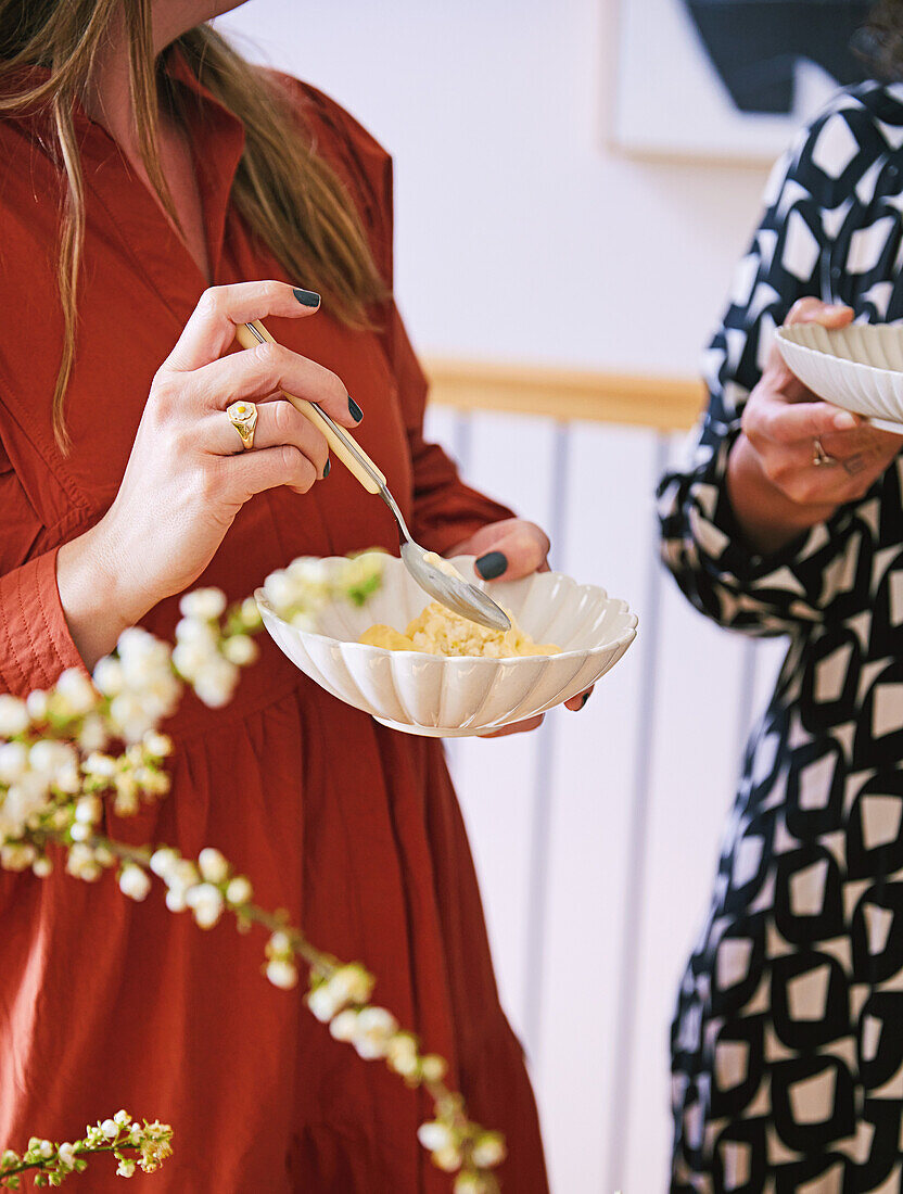 Frauen essen Vanilleeis