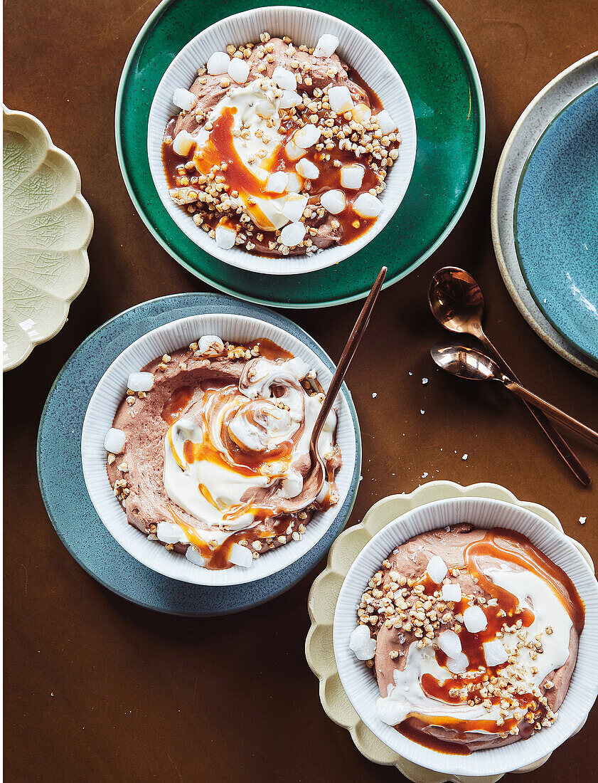 Schokoladenmousse mit gesalzenem Karamell und Mochi