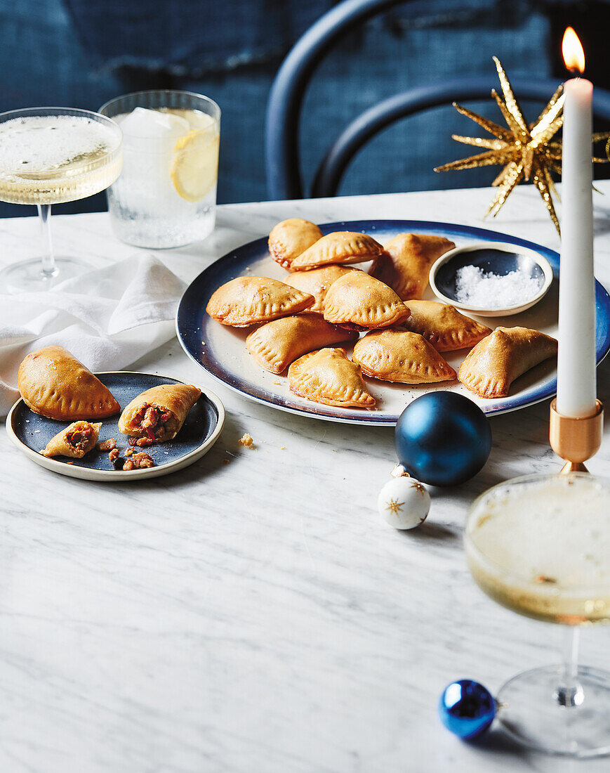 Empanadas gefüllt mit Meeresfrüchten für das Weihnachtsfest