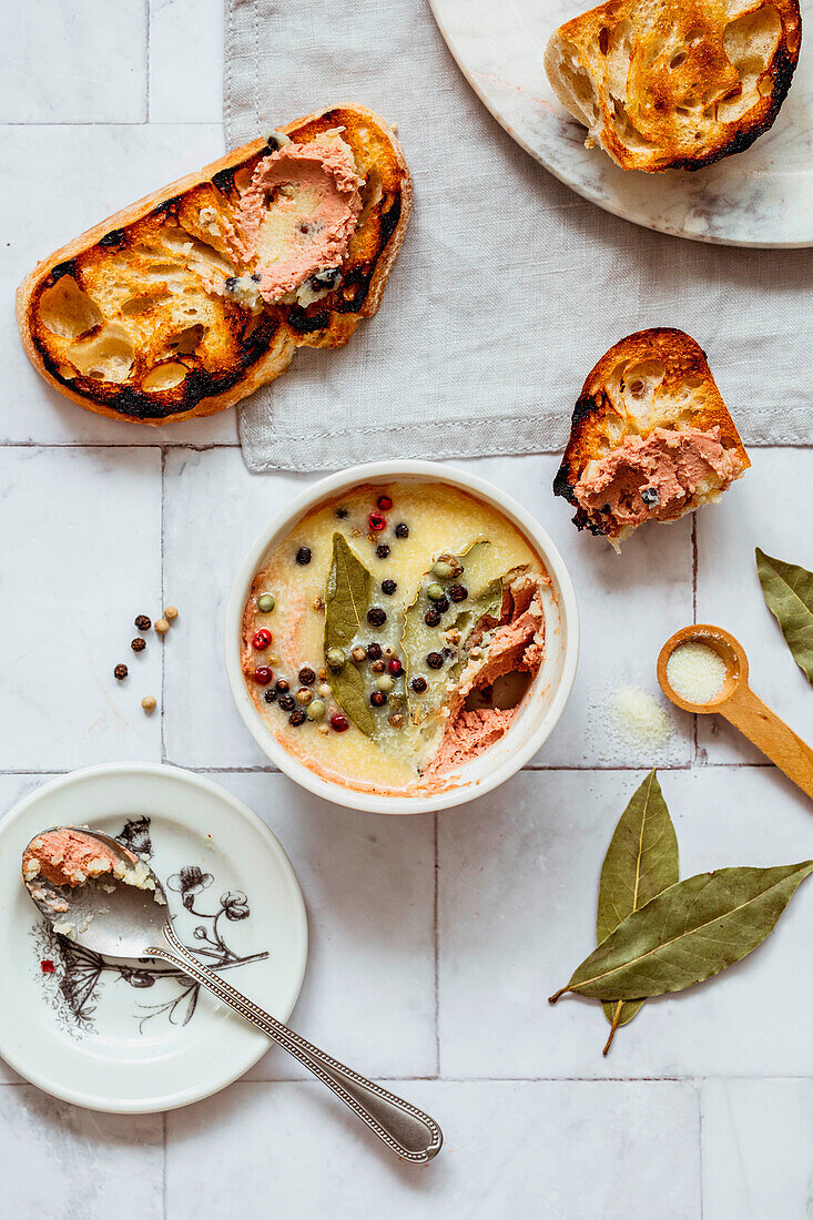 Chicken liver pâté with peppercorns and toasted bread