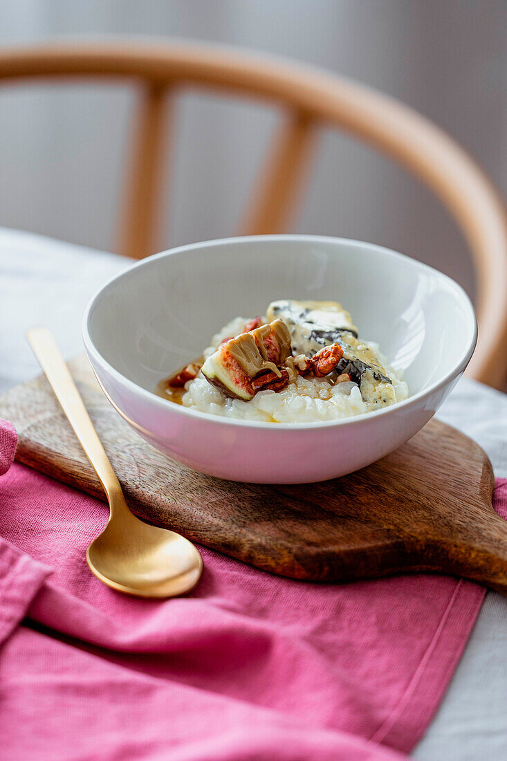 Rice porridge with blue cheese and figs