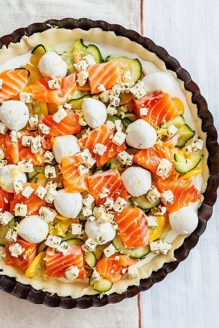 Rohe Quiche mit Zucchini, Lachs, Mozzarella und Feta