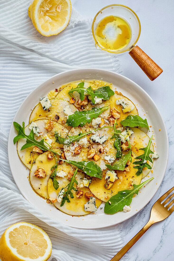 Carpaccio von Birnen mit Blauschimmelkäse, Rucola und Walnüssen