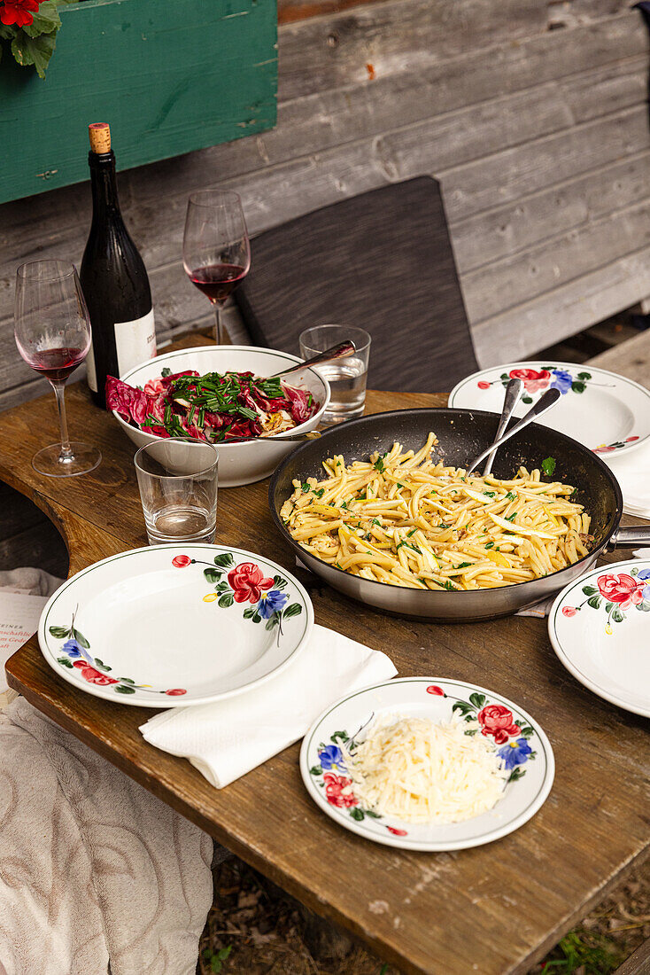 Pasta mit Pilzen und Radicchiosalat