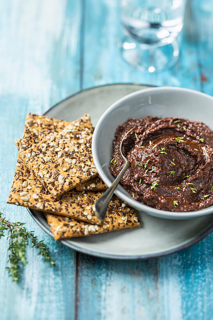 Tapenade aus schwarzen Oliven mit Knäckebrot