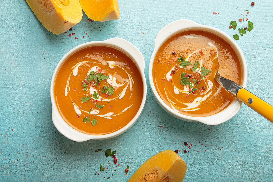 Kürbissuppe mit Sahne und Gewürzen