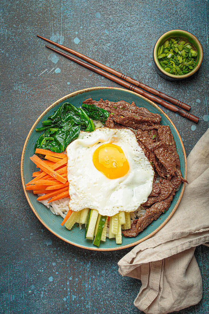 Bibimbap mit Rindfleisch, Gemüse und Spiegelei