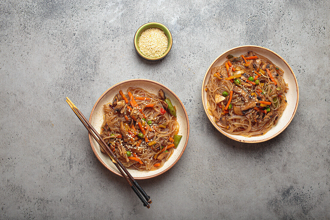 Japchae – Koreanische Glasnudeln mit Gemüse und Sesam