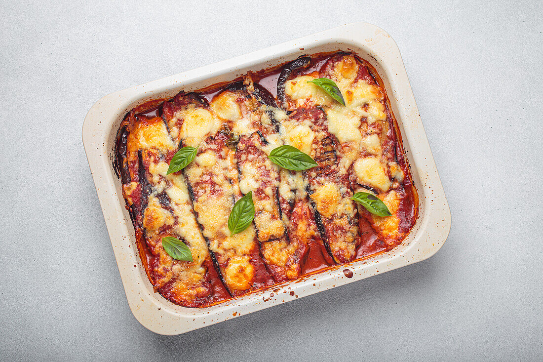 Parmigiana di Melanzane mit frischem Basilikum