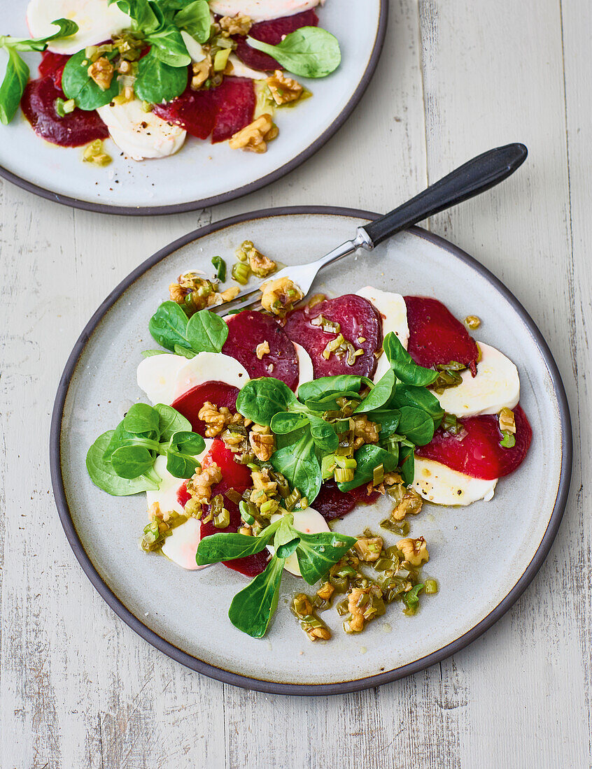 Rote-Bete-Caprese mit Feldsalat und Nüssen