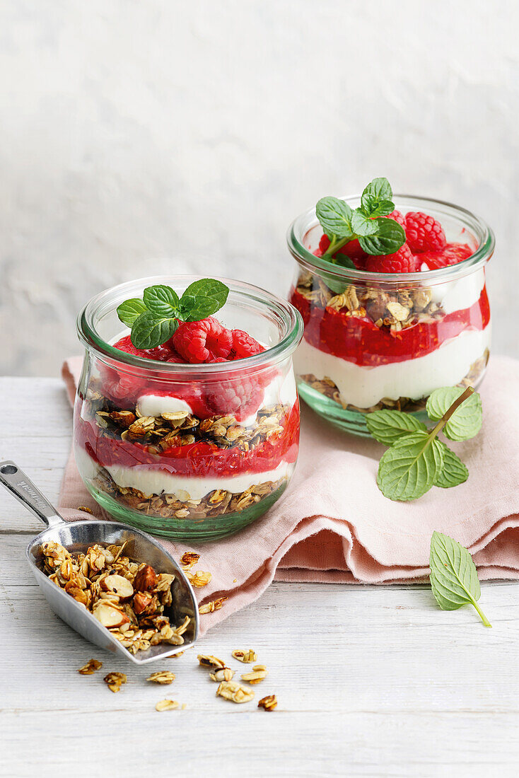 Hafer-Mandel-Granola mit Himbeermus