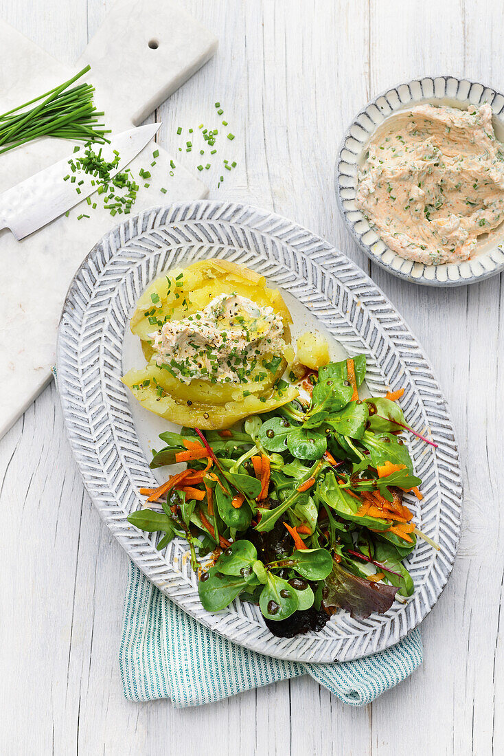 Backkartoffeln mit Leinöl-Quark und Salat