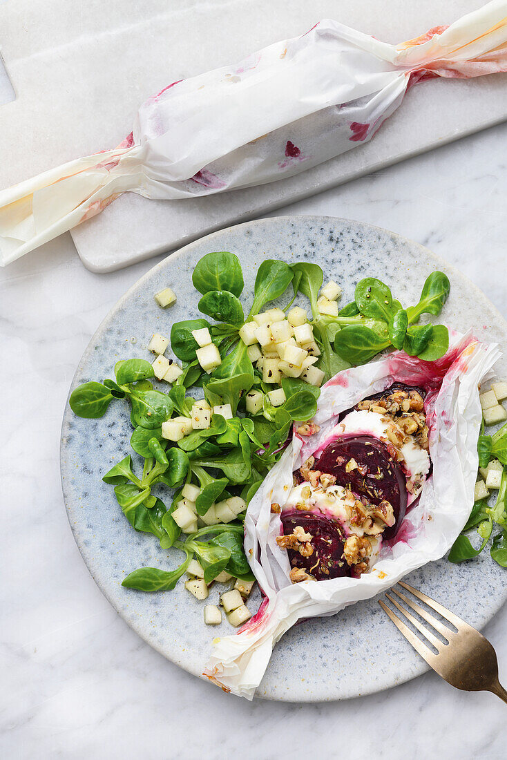 Rote-Bete-Ziegenkäse-Päckchen mit Feldsalat