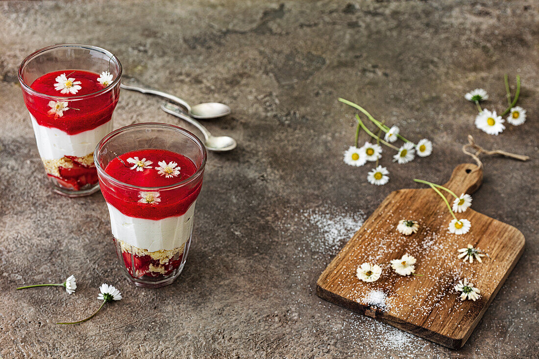 Sommerliche Quarkspeise mit Erdbeeren und kandierten Blüten