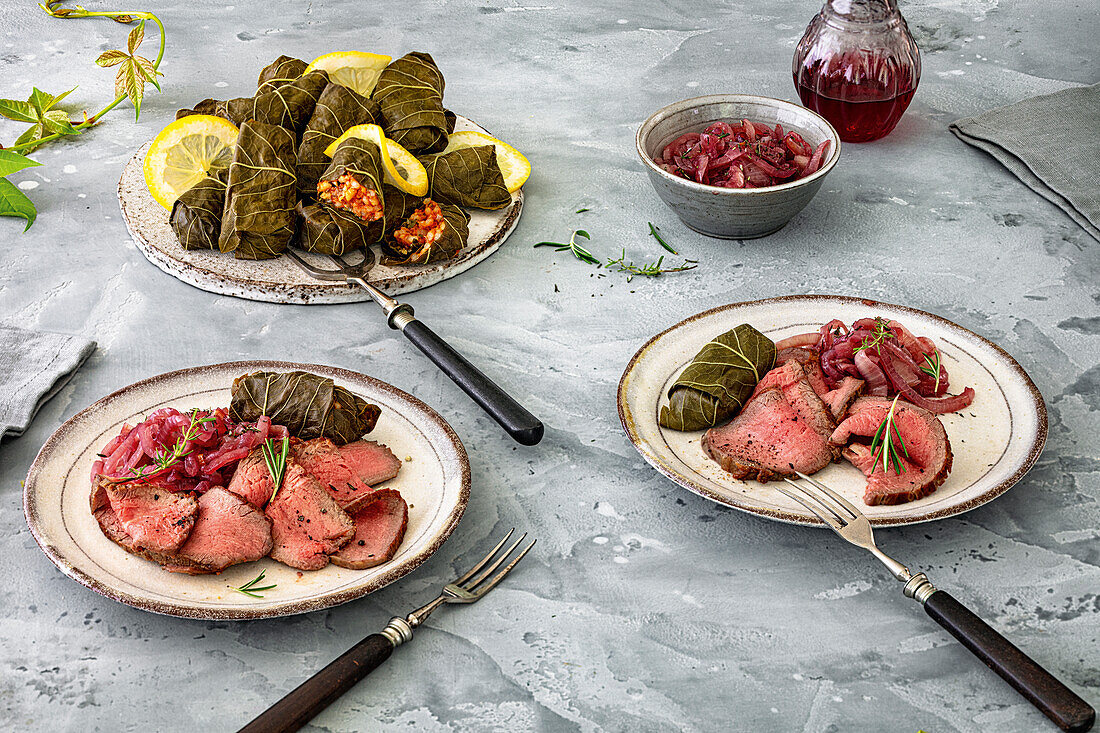 Zweierlei Vorspeisen aus dem Weinberg - gefüllte Weinblätter und Roastbeef mit Rotweinzwiebeln