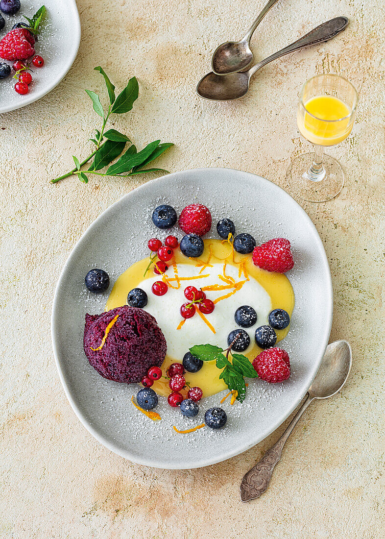 Heidelbeersorbet mit Sahnejoghurt und Beeren