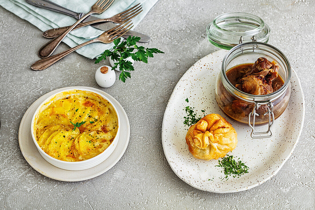 Gesottene Lammhaxe mit Gemüsetaschen und Kartoffelgratin