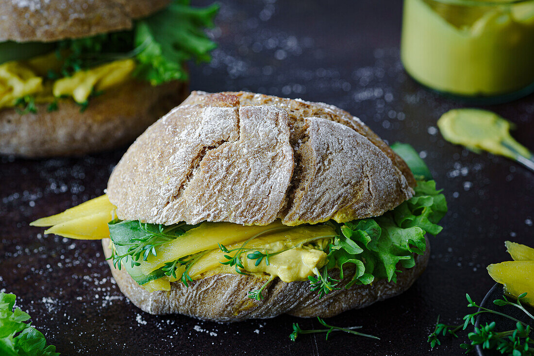 Roggenbrötchen mit Mango-Curry-Aufstrich, Salat und Gurke