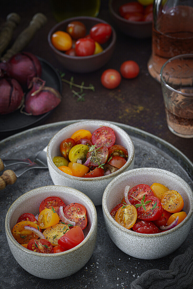 Tomatensalat mit roten, gelben und orangenen Cherrytomaten