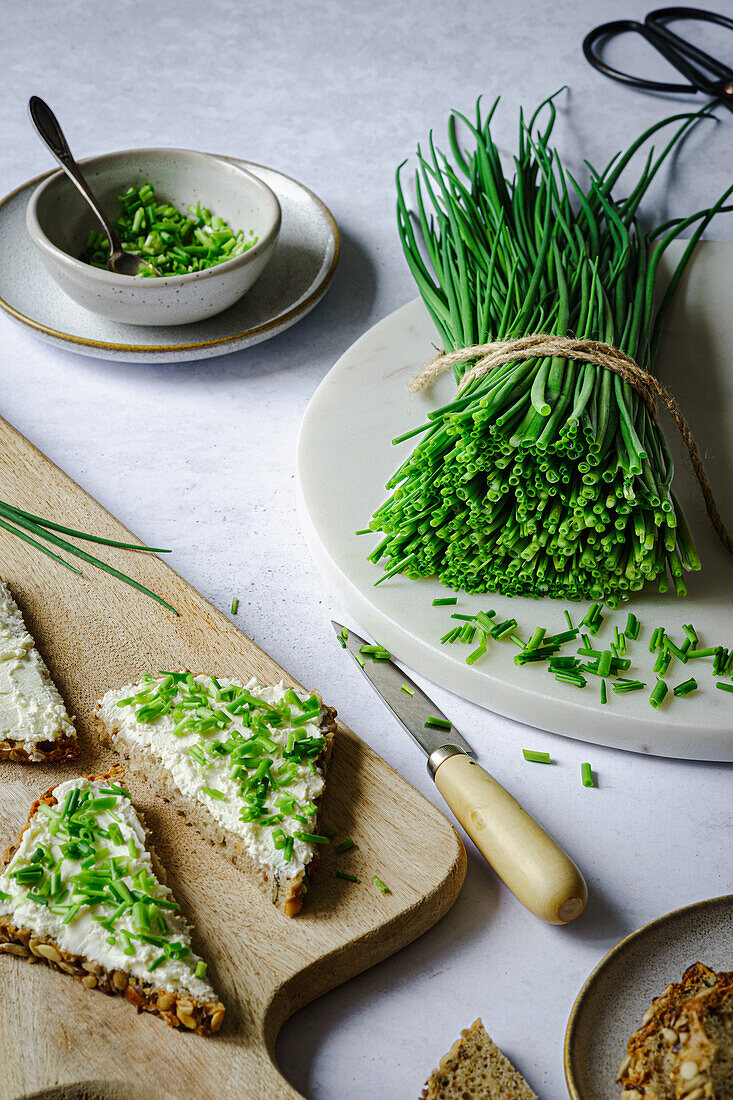 Wholemeal bread rolls with cream cheese and fresh chives