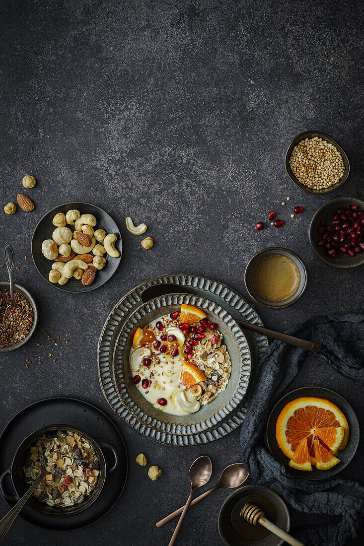 Müsli mit Joghurt, Orangen, Granatapfelkernen und Honig