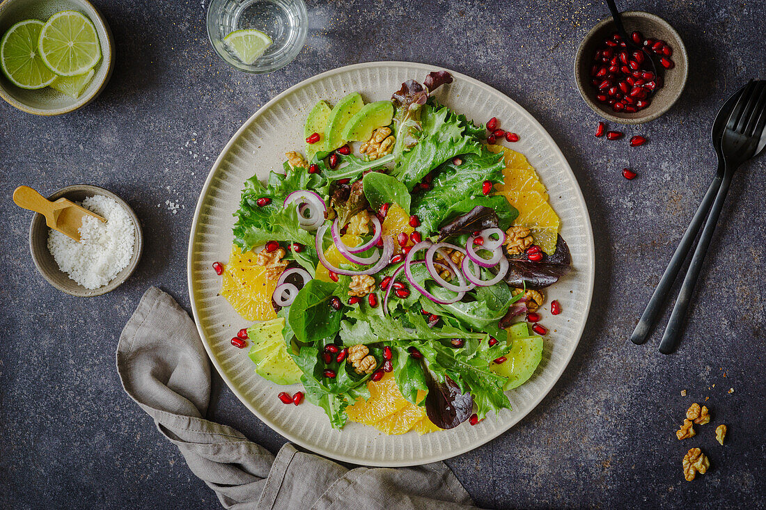 Salat mit Orangen, Walnüssen, Granatapfelkernen und Avocado