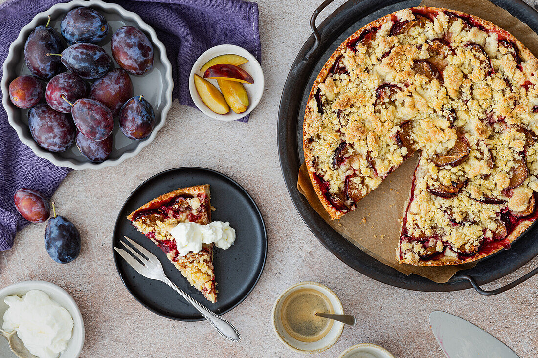 Plum cake with crumble and cream