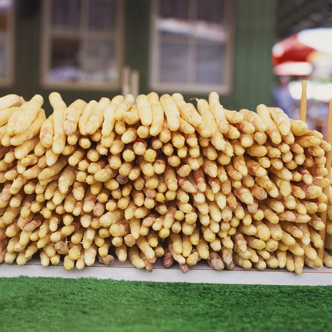 Weisser Spargel auf dem Markt