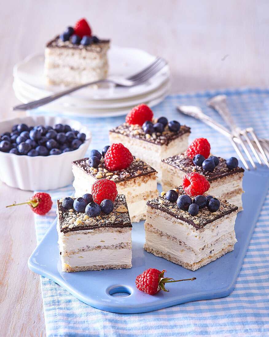 Meringue cuts with nuts and fruits + steps