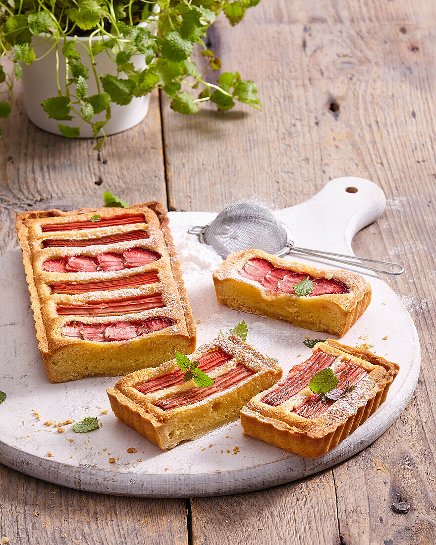 Linzertarte mit Rhabarber und Erdbeeren