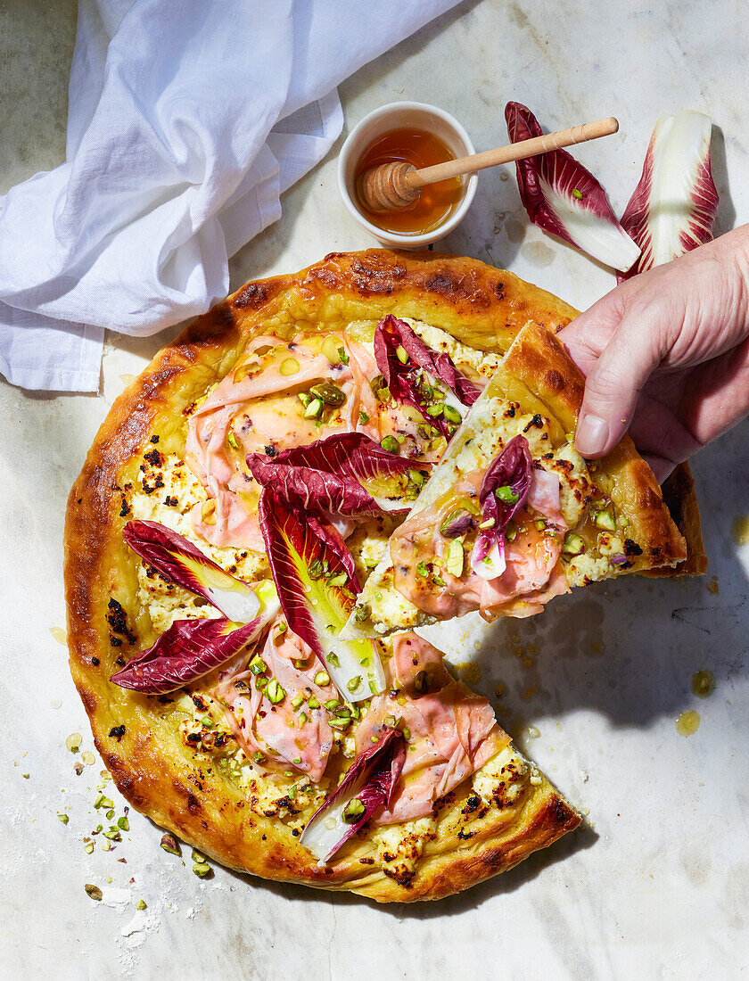 Pizza mit Radicchio, Pistazien und Mortadella