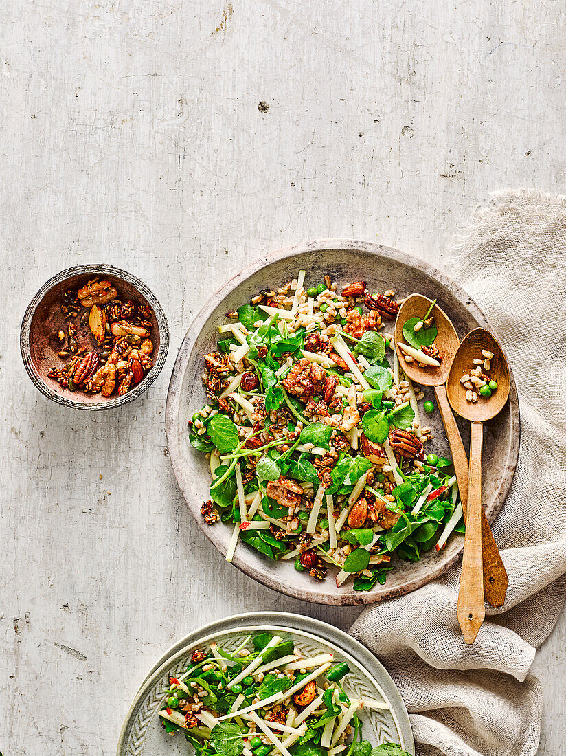 Dinkel-Apfelsalat mit knusprigen Nüssen und Samen