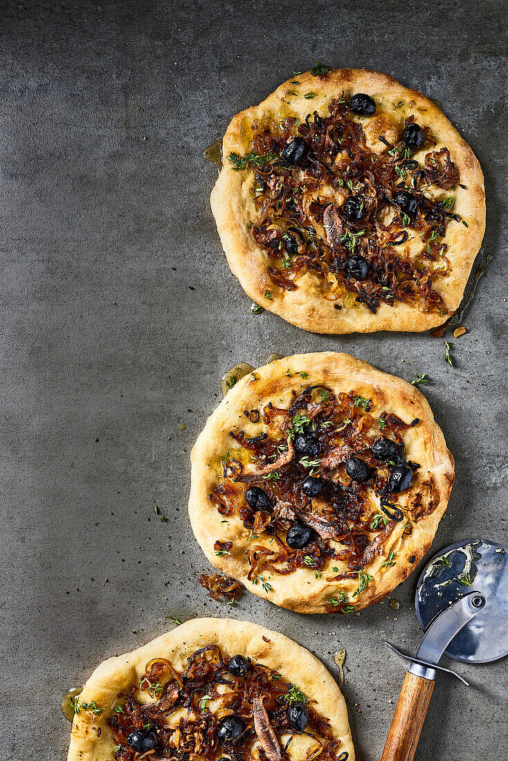 Pizza mit Sardellen, karamellisierten Zwiebeln und Thymianhonig