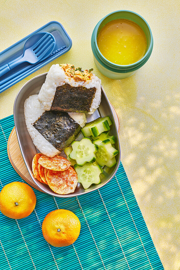 Hühnchen-Onigiri mit Gurkenscheiben in Sternform