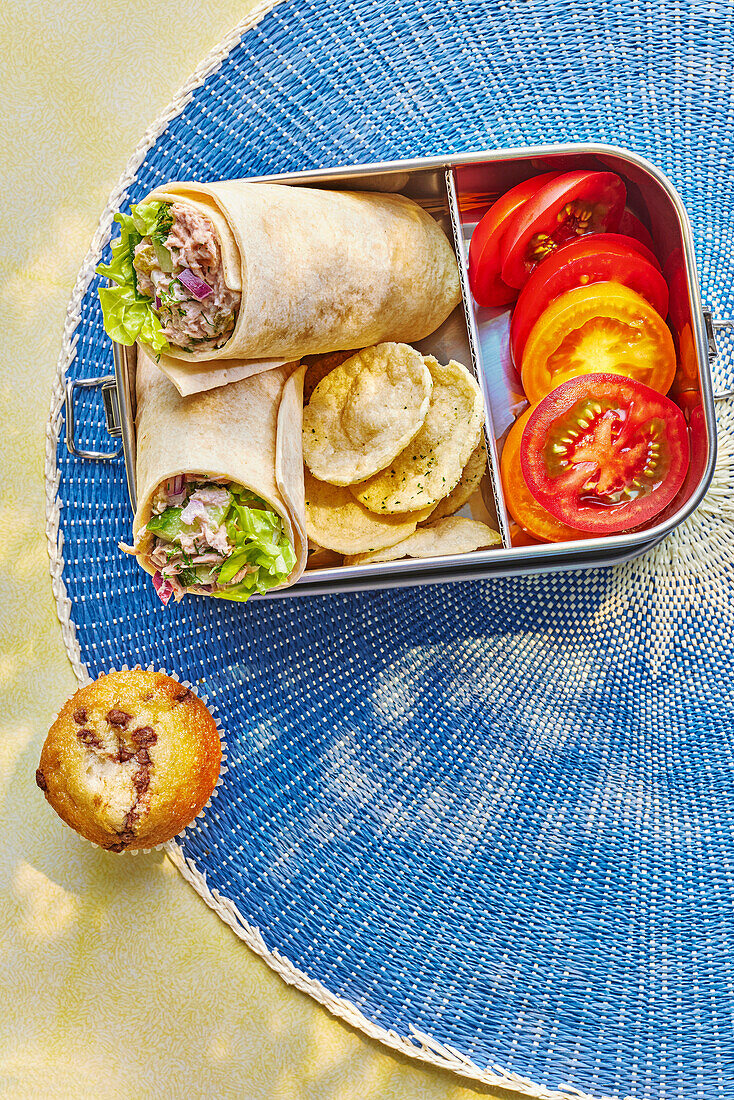 Brotzeit-Box gefüllt mit Spicy Tuna Wrap, Tomatenscheiben und Chips