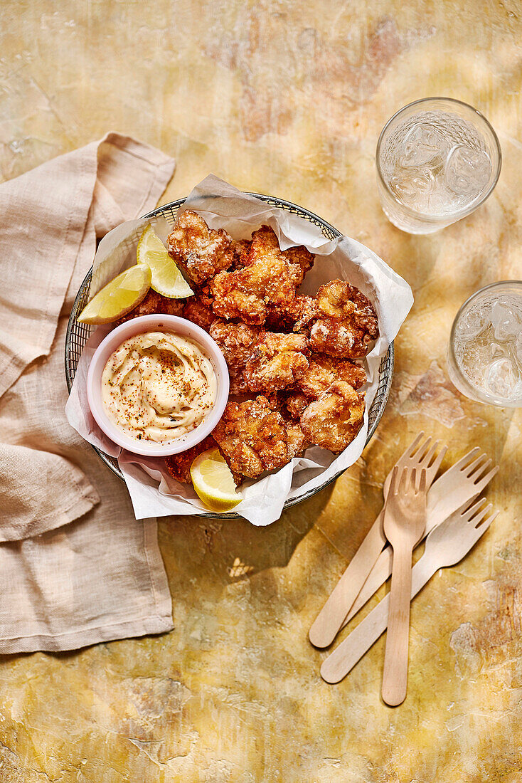 Doppelt frittiertes Karaage-Hühnchen mit Dip