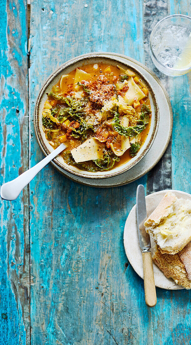 Minestrone mit rotem Pesto und Parmesan