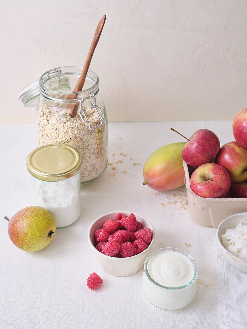 Ingredients for overnight oats: rolled oats, yoghurt, milk and fresh fruit