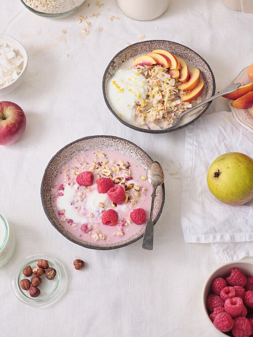 Zwei Schalen Overnight-Oats mit Nektarinen und Himbeeren