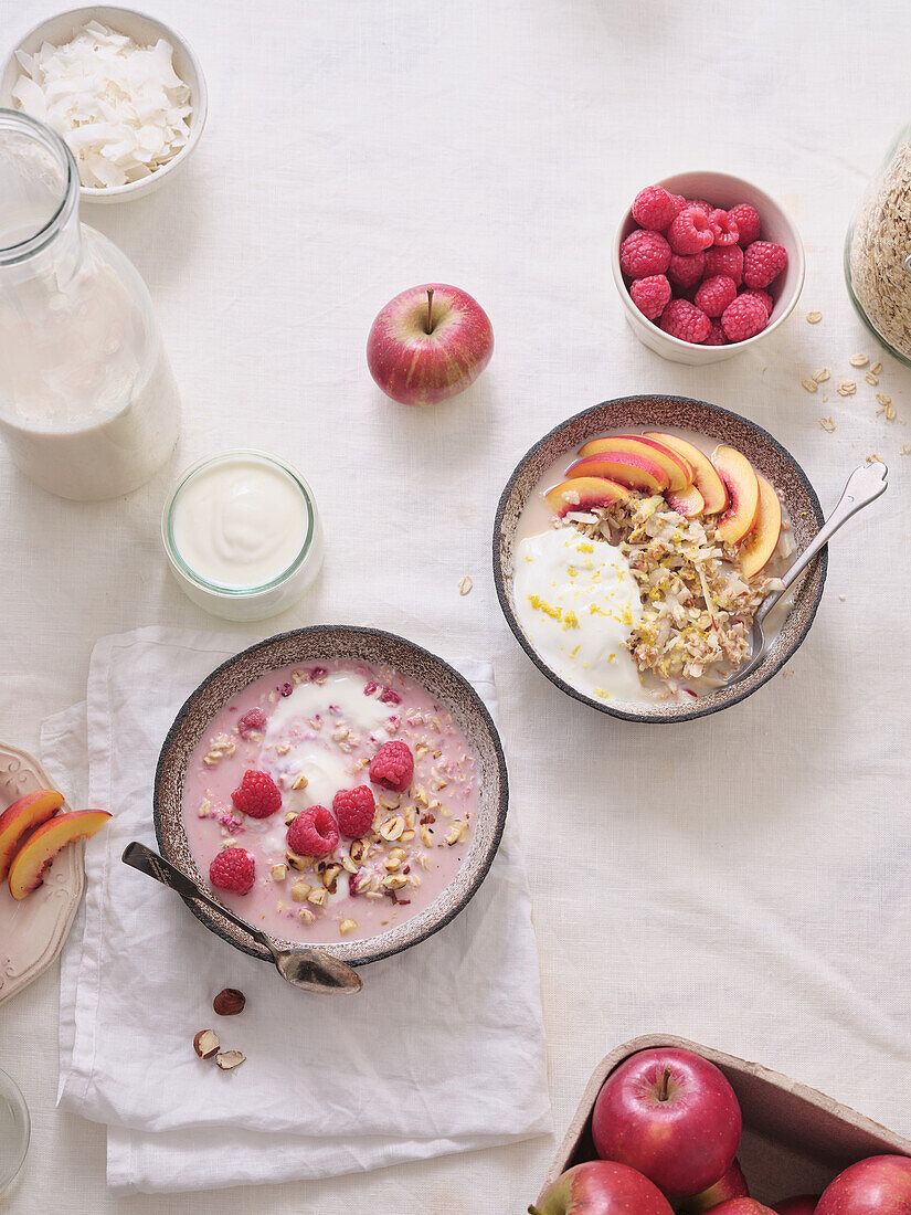 Zwei Schalen Overnight-Oats mit Nektarinen und Himbeeren