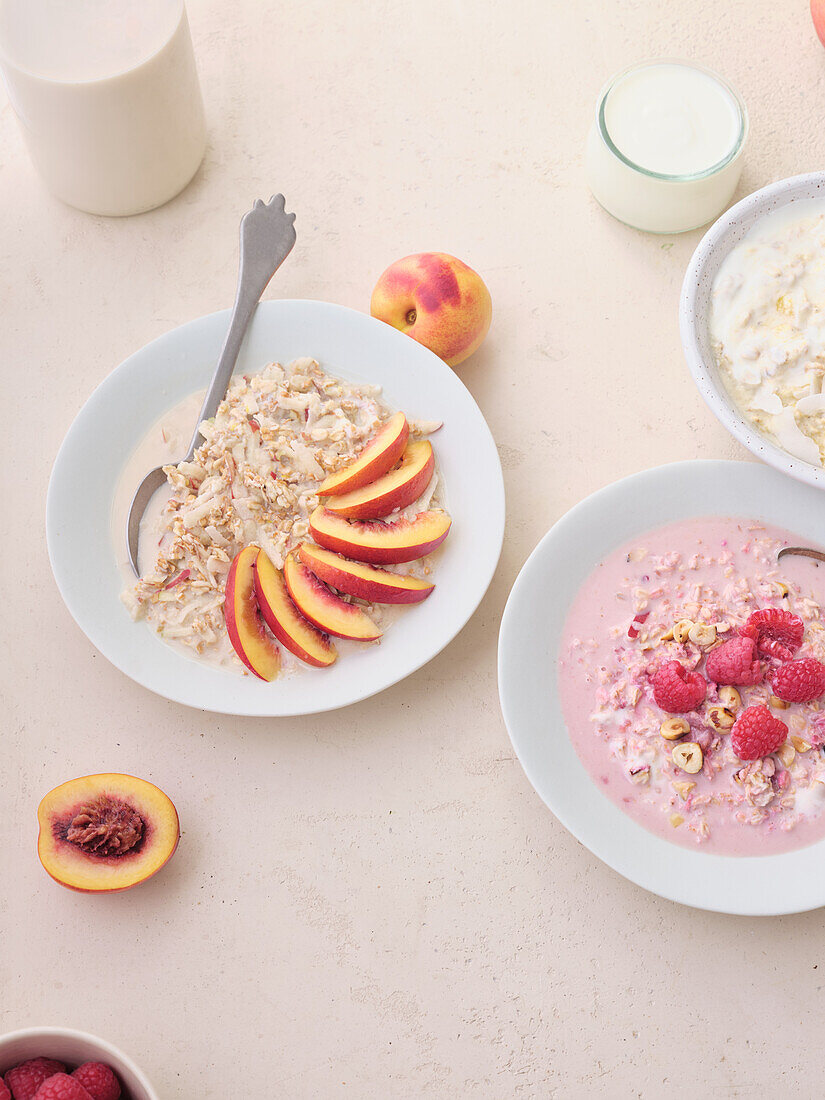 Overnight-Oatmeal mit Nektarinen und Himbeeren und Haselnuss-Topping