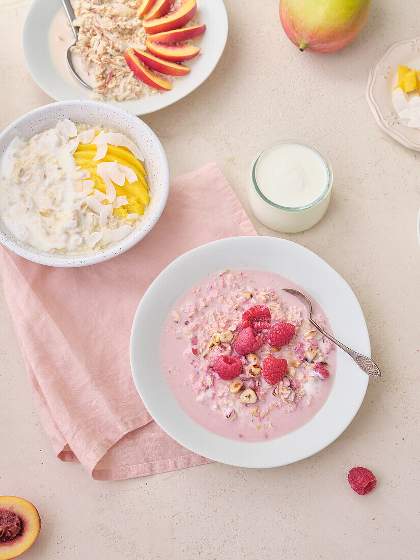 Dreierlei Overnight-Oats mit Himbeeren, Mango oder Nektarine