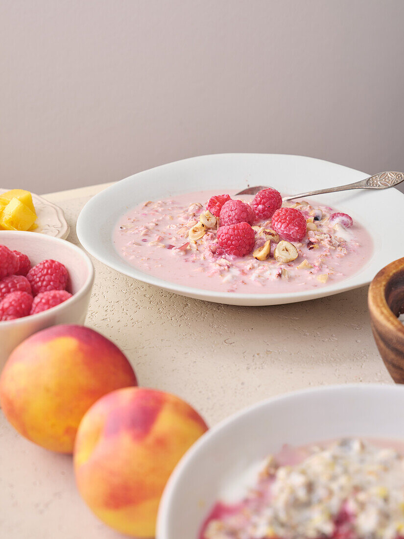 Overnight-Oats mit frischen Himbeeren und Haselnüssen