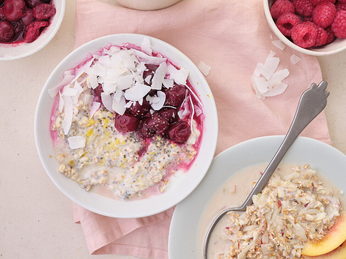 Overnight-Oats mit Kirschen, Chiasamen und Kokosraspeln